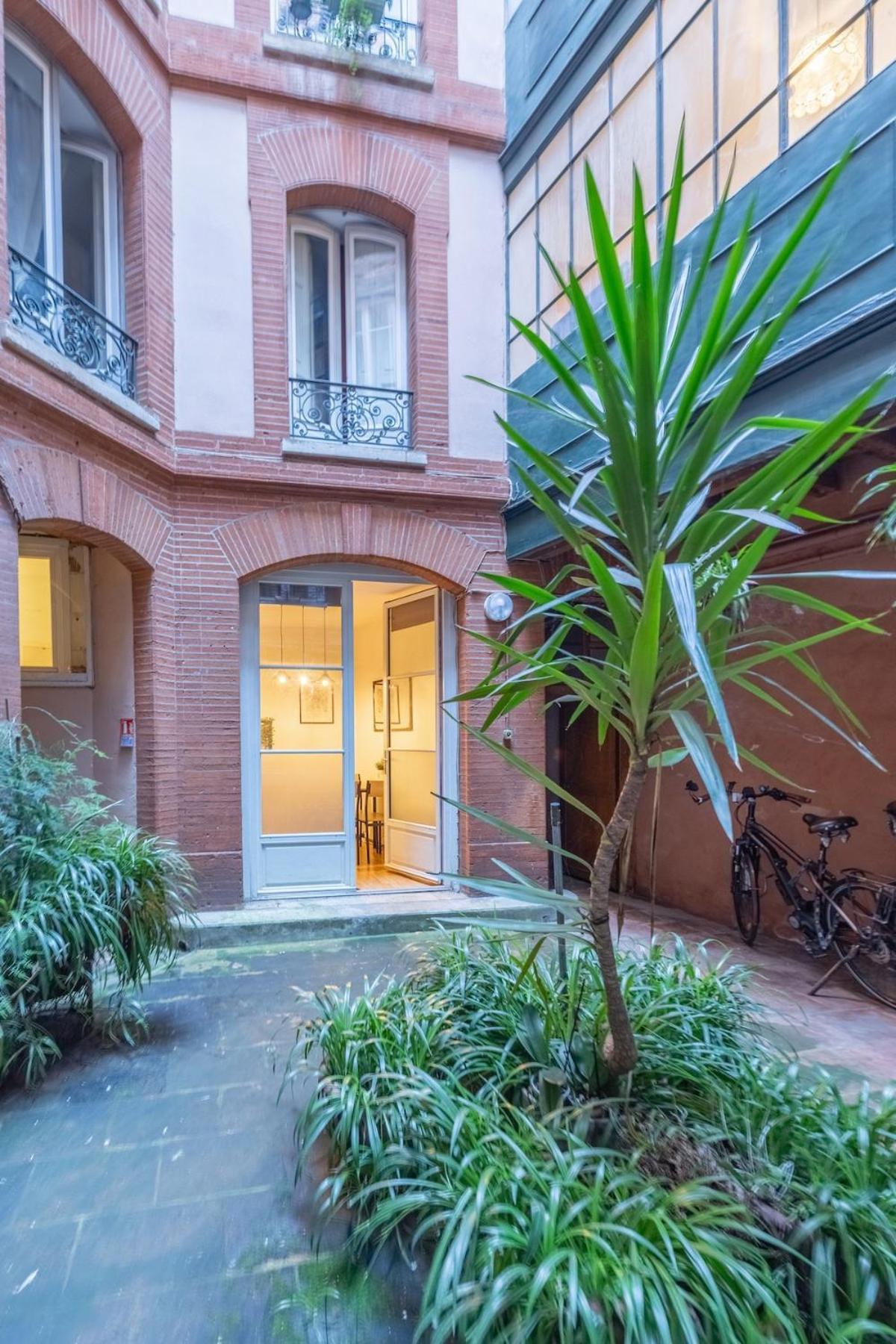 Apartment Charming City-center Flat With Terrace