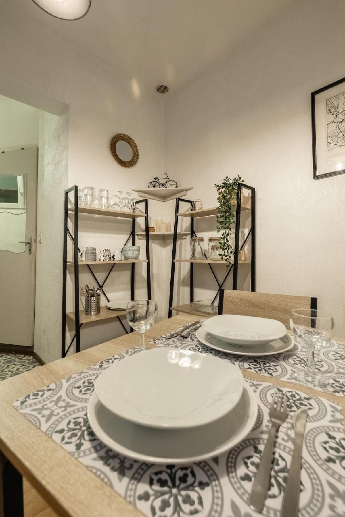 Apartment Charming City-center Flat With Terrace *
